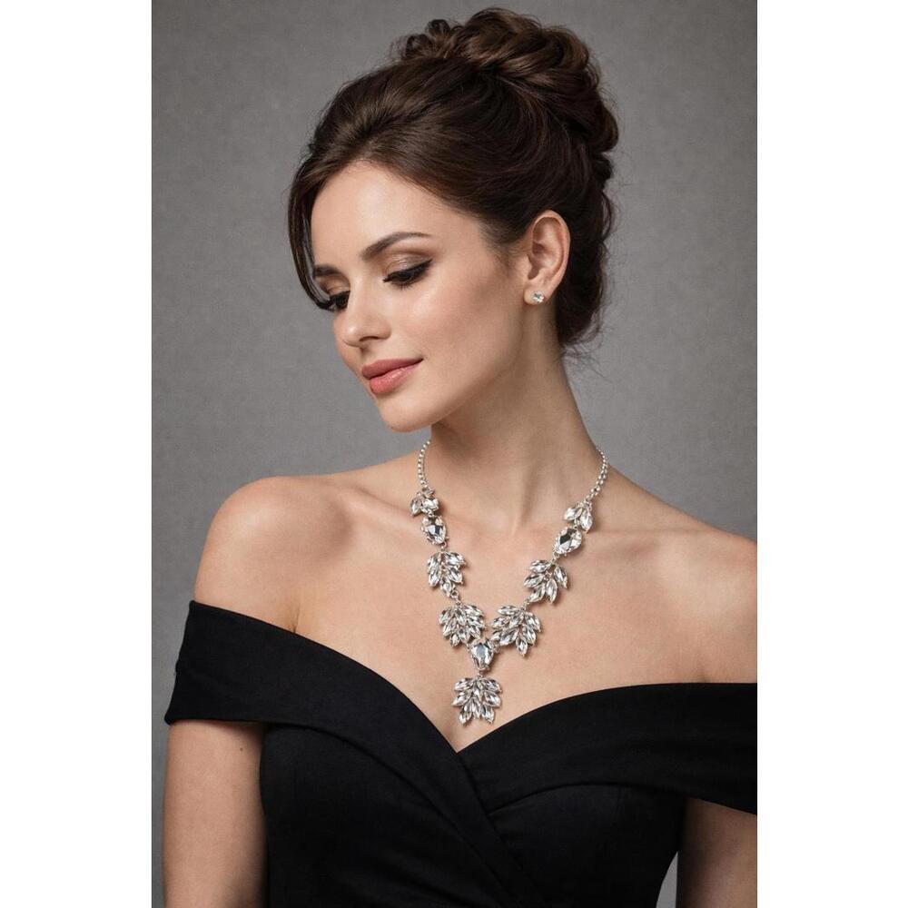 Elegant Sparkle‎ Crystal Leaf Necklace - 16"